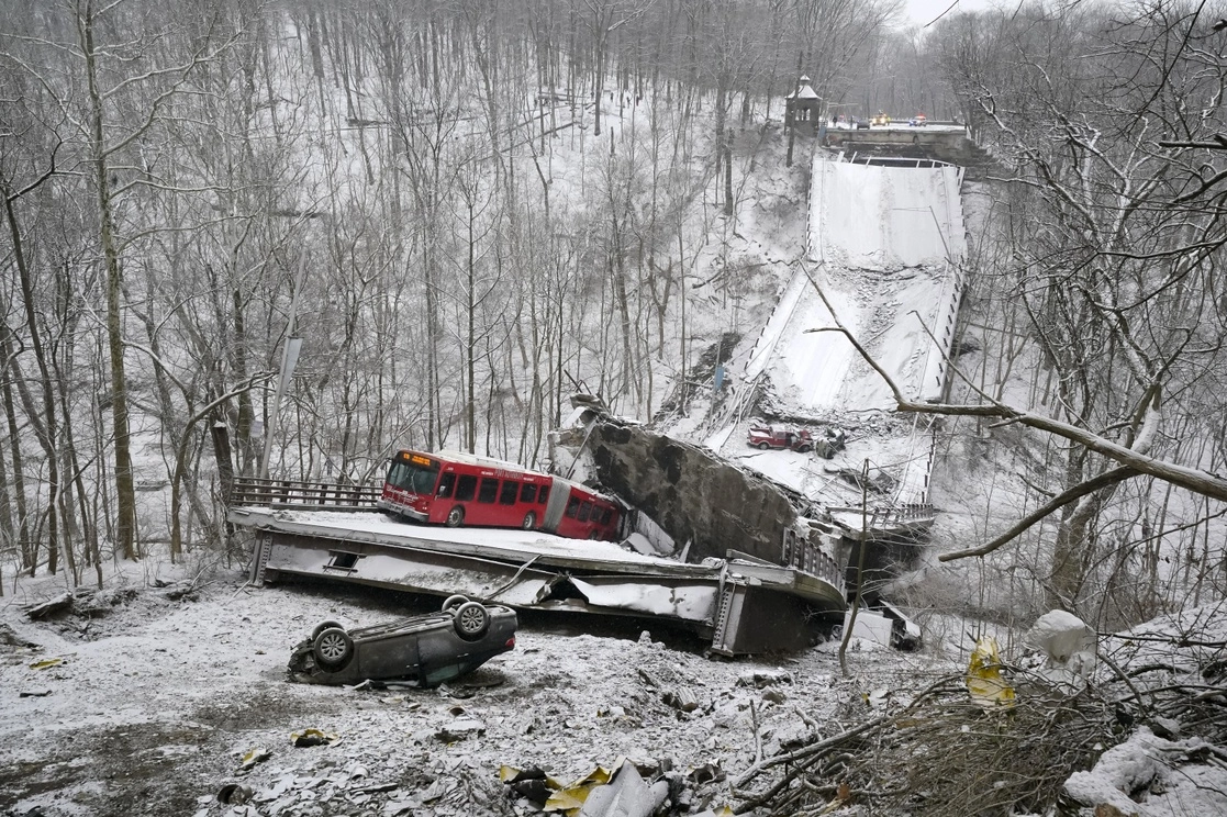 Los rescatistas tuvieron que hacer rapel o formar cadenas humanas para ayudar a varias personas de un autobús articulado que quedó inclinado sobre una sección destruida del puente, el 28 de enero de 2022. Foto Ap 