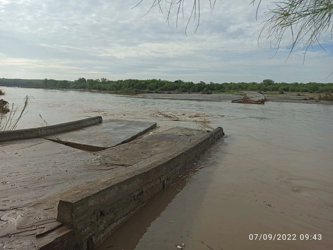 El puente que conecta Cadereyta y Los Ramones colapsó debido al incremento en el nivel en el río San Juan. Foto tomada de las redes sociales de PC de Los Ramones