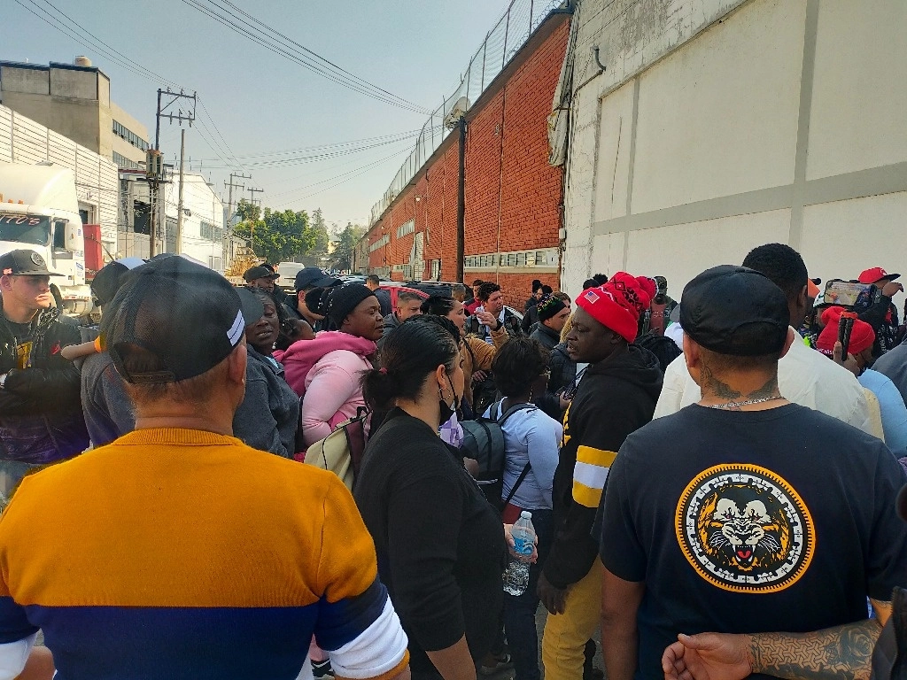 Familias pernoctan sobre cartones y tarimas que habilitan como camas sobre las banquetas, así enmedio del terrerío de calles de pavimentos desgastados, pasan los días en espera de iniciar su trámite de refugio. Foto Silvia Chávez González 