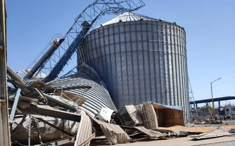 El derrumbe del silo con 6.5 toneladas de maíz se registró en la empresa Lagunero Alimentos Balanceados Simón Bolívar S.A. de C. V., ubicada en el parque Industrial de Torreón. Foto tomada de Twitter