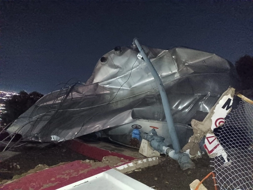 El tanque fue edificado en el límite de la zona urbana en la parte más alta del cerro El Chimalhuache. Foto La Jornada.