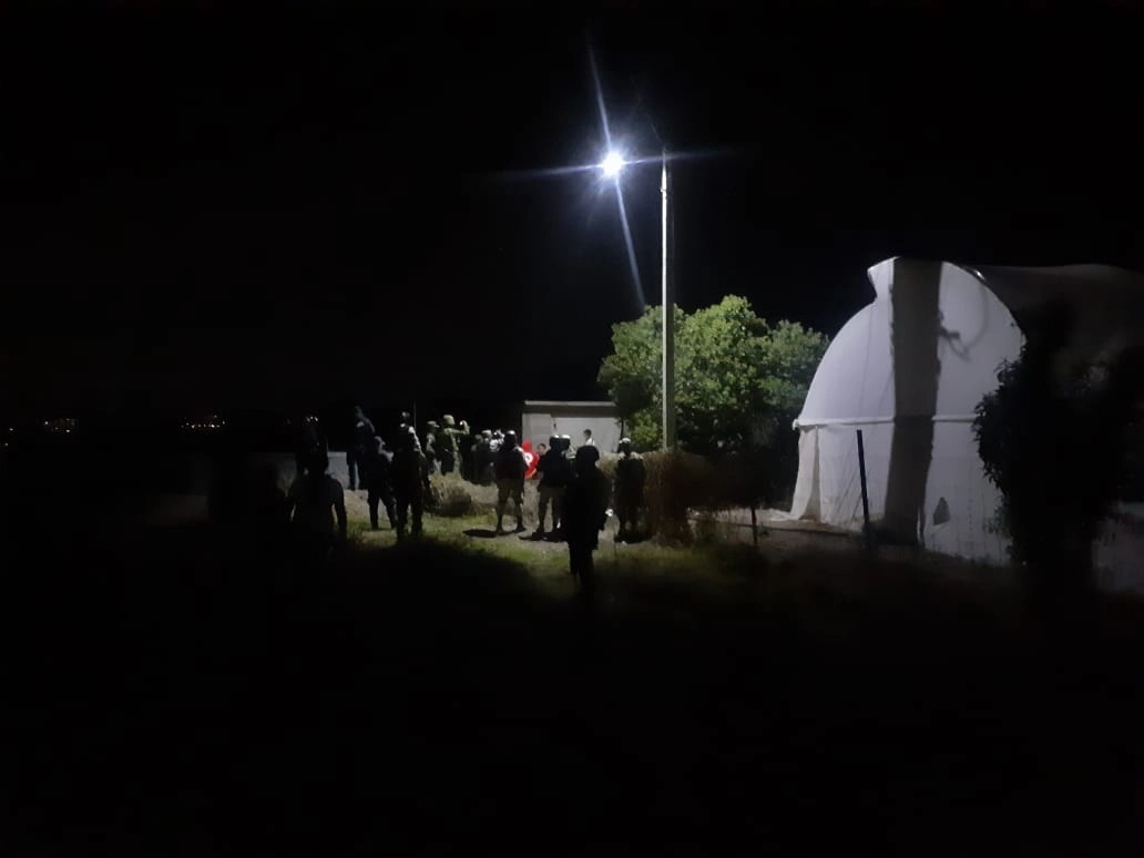 Durante las labores de rescate, los elementos de la policía descubrieron que el túnel se dirigía hacia un ducto de Pemex, donde había una toma clandestina, por lo que la excavación era empleada por huachicoleros. Foto ‘La Jornada’