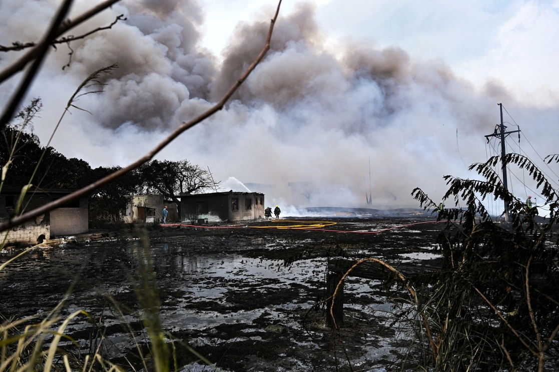 En Matanzas se observan inmensas columnas de humo producto de los cuatro contenedores de combustible que arden desde el pasado viernes. Foto Ap