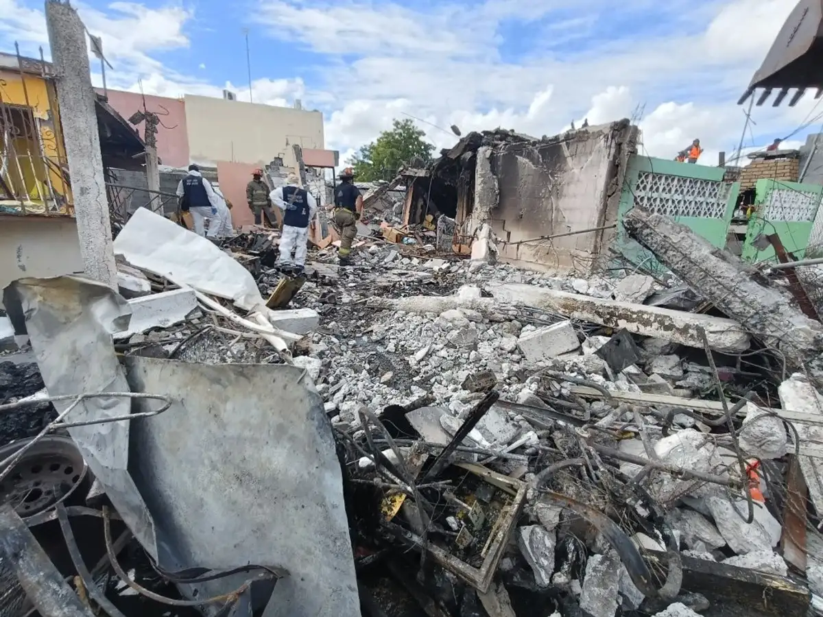 La explosión por acumulación de gas en una vivienda de la colonia Infonavit-Fundadores, en Nuevo Laredo, Tamaulipas, se extendió a otras seis casa. Reporta la muerte de una mujer mayor. Foto 