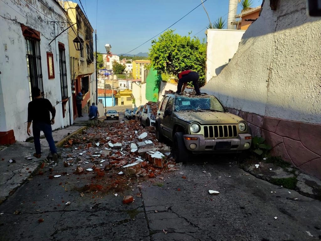 Vehículos afectados por el derrume de una barda en calles de la capital morelense, el 6 de octubre de 2021. Foto cortesía de Protección Civil municipal