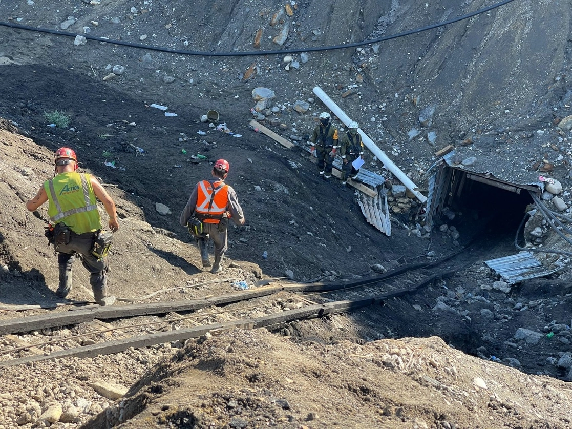 Trabajos de rescate de mineros que quedaron atrapados en una mina de arrastre extractora de carbón en el Poblado de Rancherías, en Coahuila. Foto Cuartoscuro