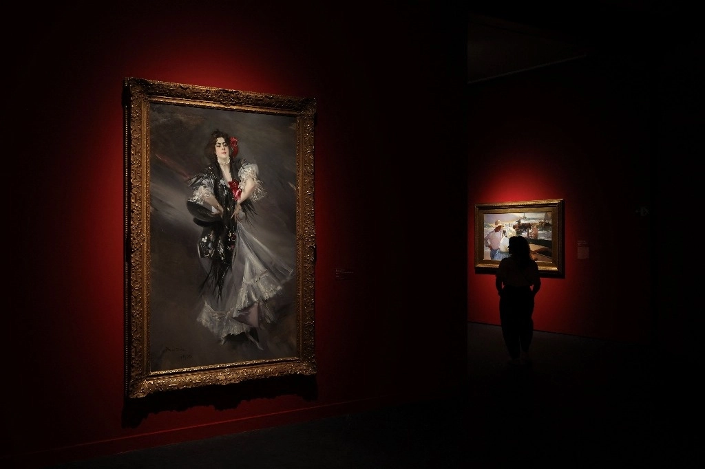 Una pintura del pintor italiano Giovanni Boldini se exhibe en la exposición de la colección privada de Juan Antonio Pérez Simón en el Palacio de Cibeles de Madrid, el 26 de septiembre de 2024. Foto Afp