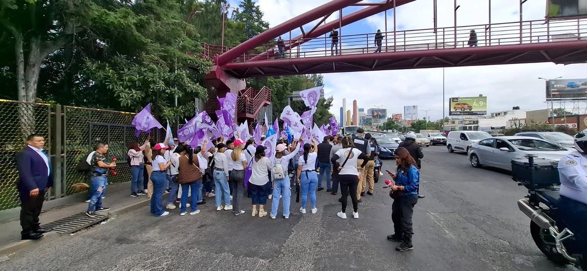 El contingente de al menos 300 mujeres y hombres, con banderas color morado, algunos integrantes de la coletiva Artemisa y apoderados legales de Berenice “N”, se concentraron a la altura de una calle lateral de las Torres de Satélite y de ahí avanzaron hacia el Periférico norte, rumbo a la fiscalía especializada.