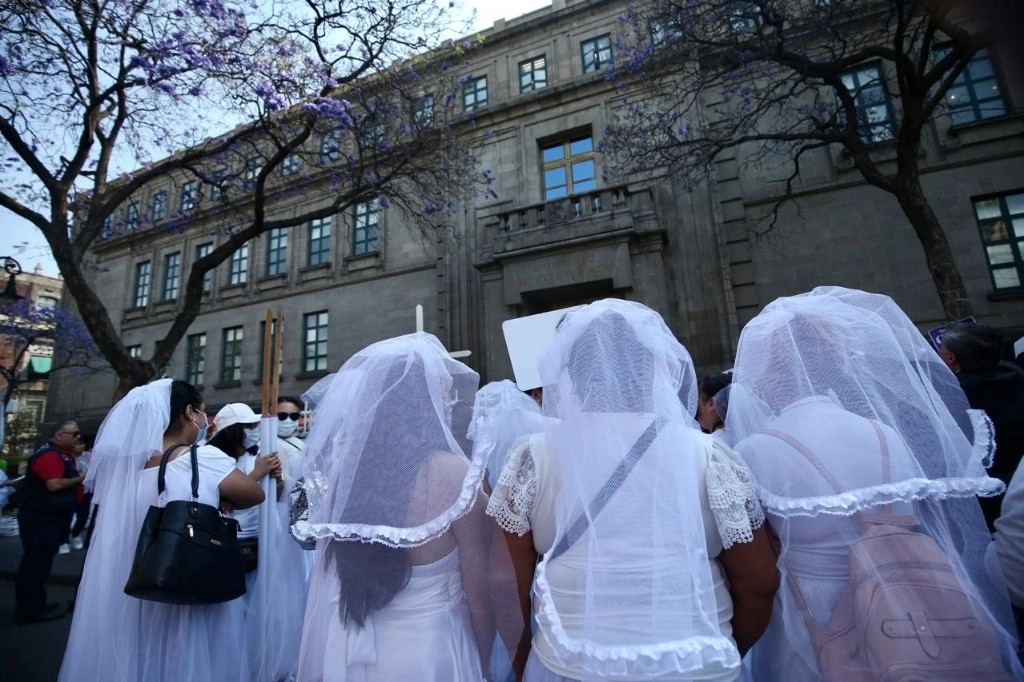 Integrantes de la colectiva "Caso 992" durante la protesta. Foto Alfredo Domínguez