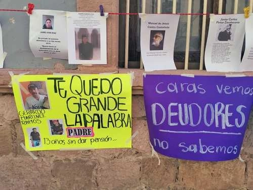 Asimismo, se manifestaron golpeando piñatas y coreando consignas como “Paga, paga la pensión, porque si no pagas te irás a prisión”. Foto Alfredo Valadez / archivo
