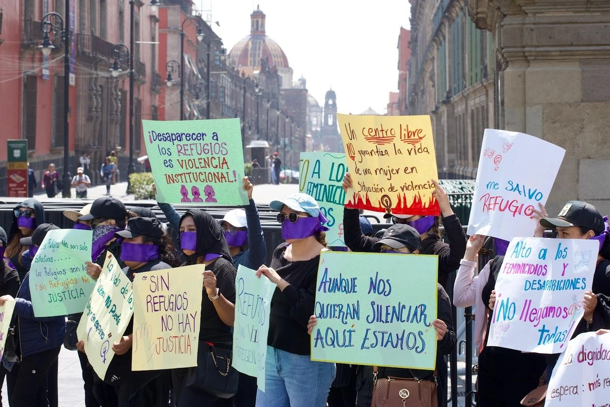 Integrantes de colectivos de mujeres se manifiestan al exterior de Palacio Nacional, donde se realiza la ceremonia de inauguración de la XVI Conferencia Regional sobre la Mujer de América Latina y el Caribe, en la Ciudad de México, el 12 de agosto de 2025. 