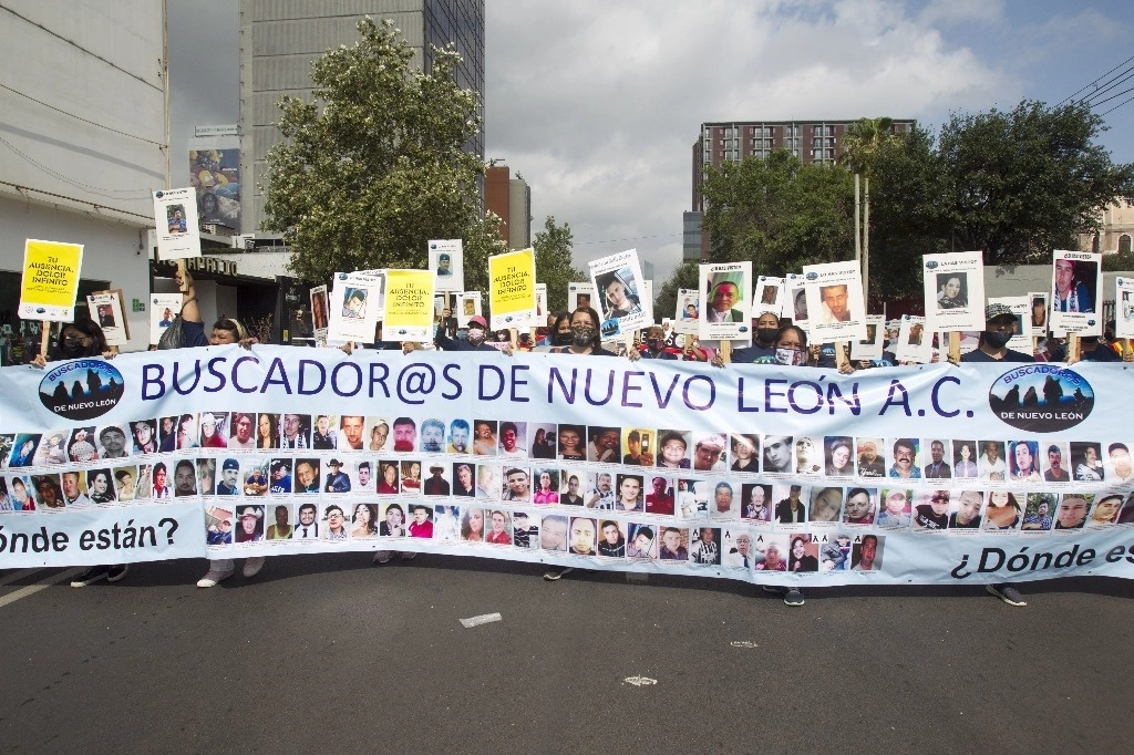 Buscadoras de NL realizan una marcha en el centro de la ciudad por los desaparecidos. Foto Cuartoscuro