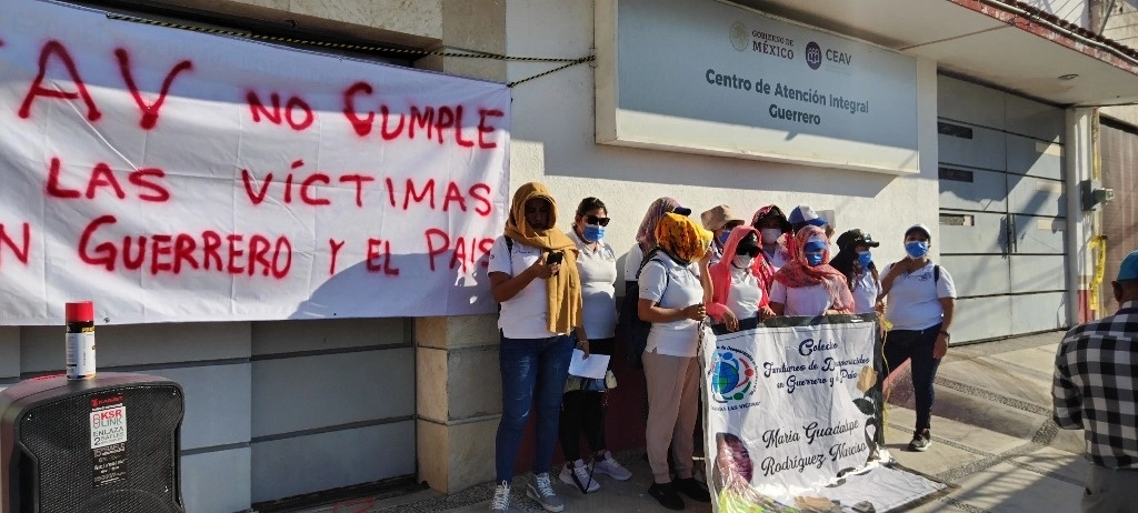 Manifestación de familiares de desaparecidos en Guerrero, en las instalaciones de la Comisión Ejecutiva de Atención a Víctimas en Acapulco, el 18 de diciembre de 2023. Foto Héctor Briseño