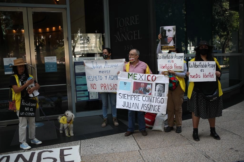Manifestación de integrantes de "La Coalición Vida y Libertad Julian Assange" el 28 de octubre de 2021. Foto Yazmín Ortega Cortés