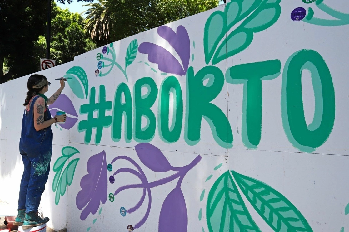 Mujeres pintaron un mural por la despenalización del aborto en Puebla, en las maderas que colocaron para tapiar el Zócalo. Foto Cuartoscuro / Archivo
