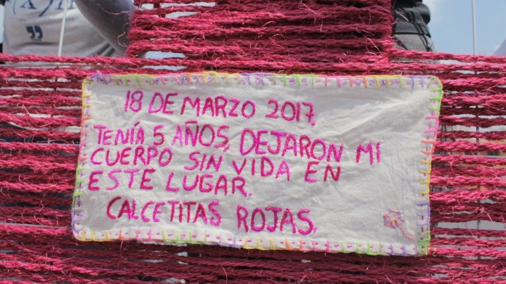 Integrantes del colectivo Vivas en la Memoria protestaron para honrar la memoria de la niña de nombre Lupita quien tenía cinco años de edad cuando fue asesinada por su padrastro. Foto La Jornada