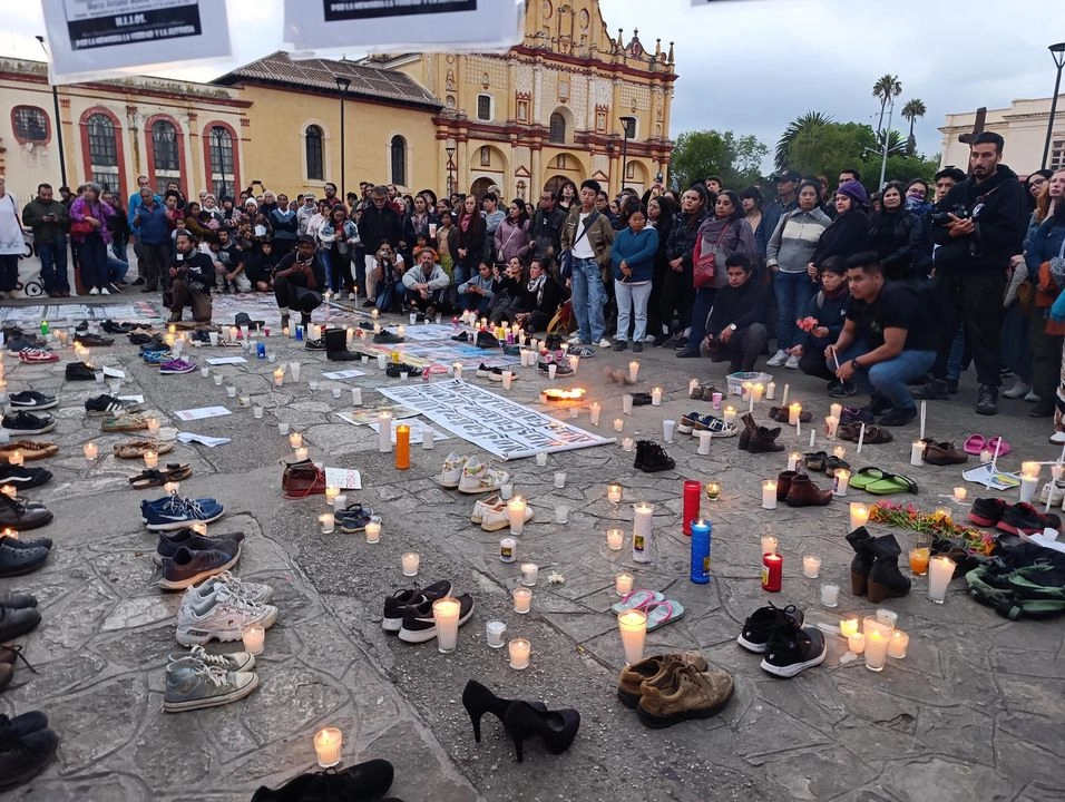 En la Plaza Catedral de San Cristóbal colocaron velas y zapatos y fotografías de desaparecidos para expresar su indignación por los hallazgos en el Rancho Izaguirre, de Jalisco. Foto 