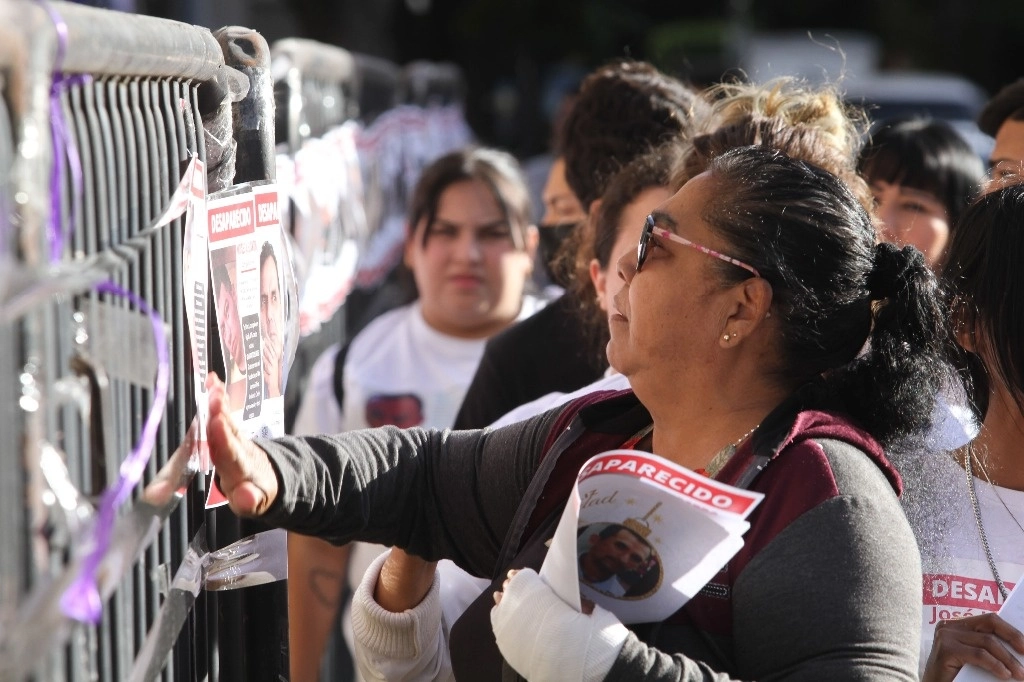 Informaron que el antimonumento, retirado el mismo día en que fue instalado en un acto público y ciudadano para repudiar esa represión. Fotos Arturo Campos
