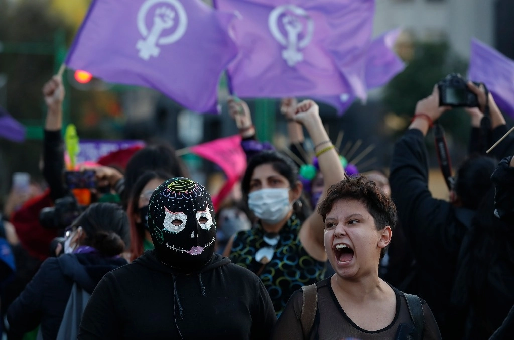 Integrantes de colectivos feministas durante la protesta. Foto Víctor Camacho