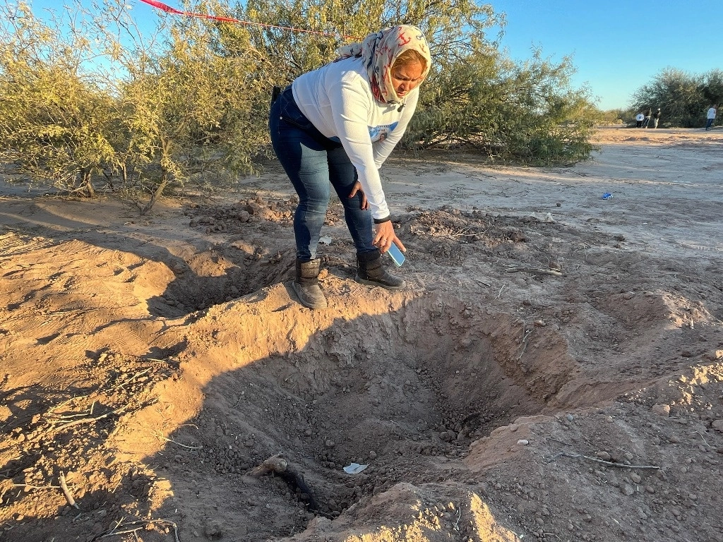 Diez fosas más fueron localizadas por los colectivos de rastreadoras Madres Buscadoras de Sonora y Guerreras Buscadoras de Guaymas en el mismo predio desértico del ejido El Choyudo. Foto Cristina Gómez Lima 
