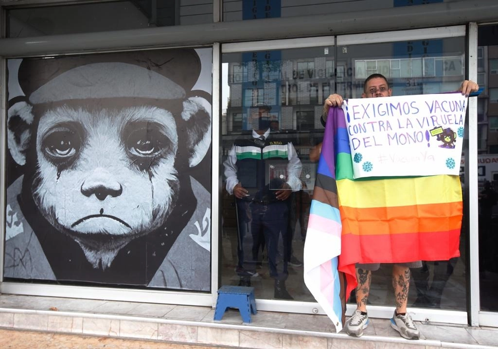 Miembros del Colectivo VIHve Libre protestan al exterior de las oficinas del CENAPRECE, para exigir la vacuna contra la viruela símica, en la Ciudad de México, el 21 de octubre de 2022. Foto Guillermo Sologuren