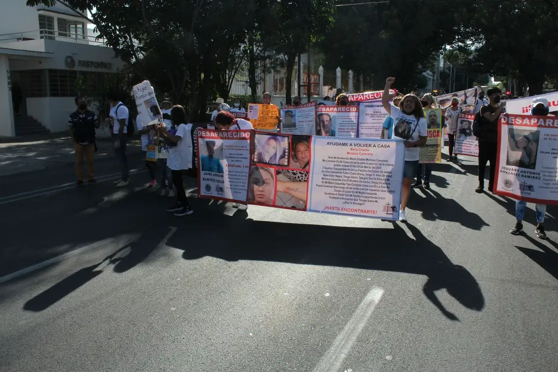 Sindicatos, colectivos buscadores y trabajadores del DIF Guadalajara participan en la marcha “Por la Unidad y contra la violencia contra las mujeres”. Foto Arturo Campos Cedillo