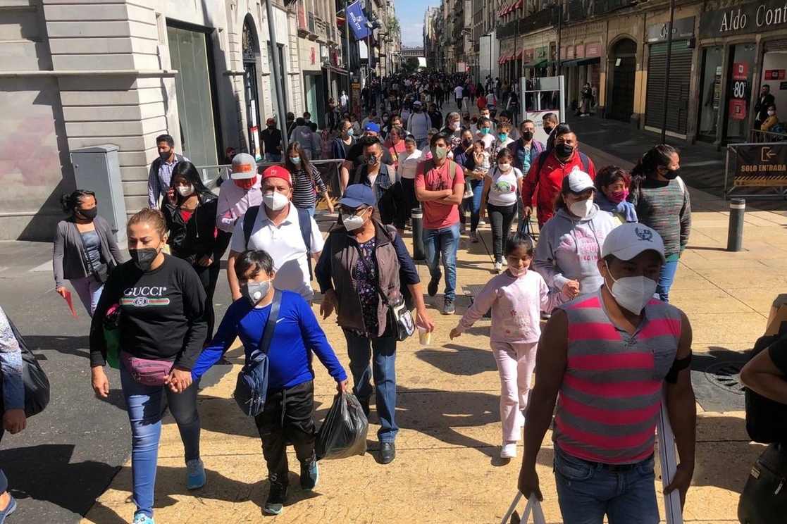 Decenas de personas caminan por la avenida Madero, en el Centro Histórico de la Ciudad de México. Foto Luis Castillo