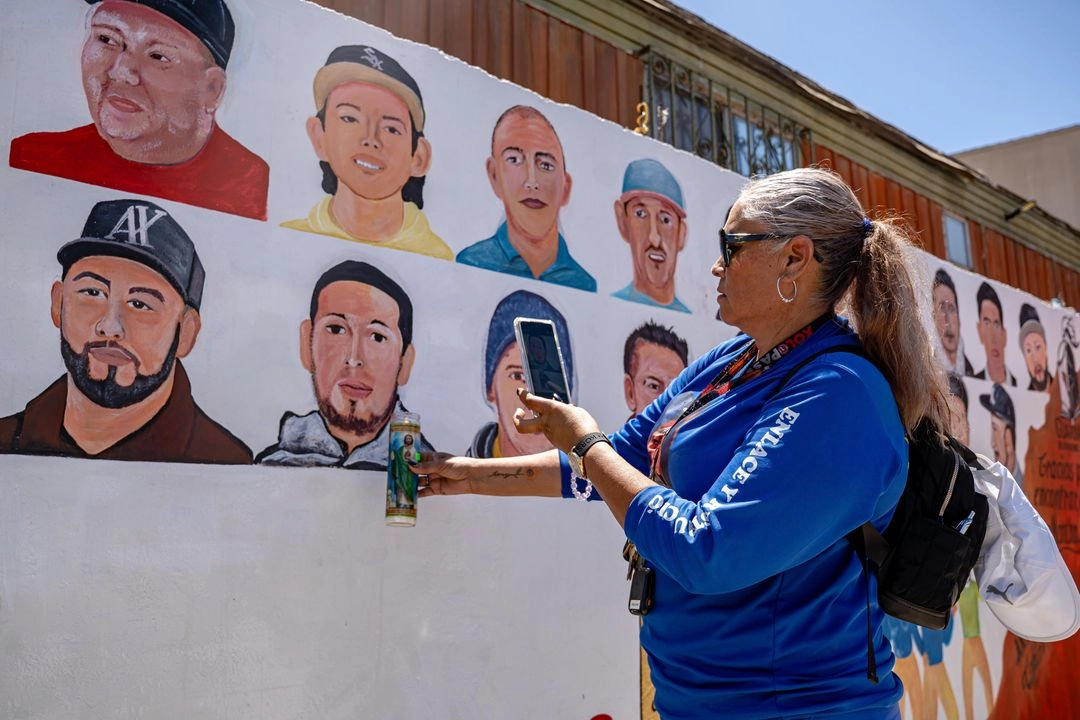Colectivos que buscan a personas desaparecidas pintaron un mural en la colonia Otay Jardín de Tijuana, con los rostros de 39 desaparecidos. Foto 
