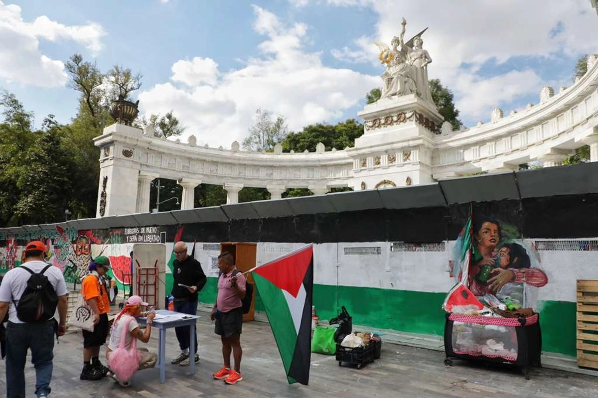 Los colectivos y personas en plantón en esta plaza, que evoca la dignidad y resistencia del pueblo palestino, destacaron que se ha convertido en un punto de encuentro. Foto