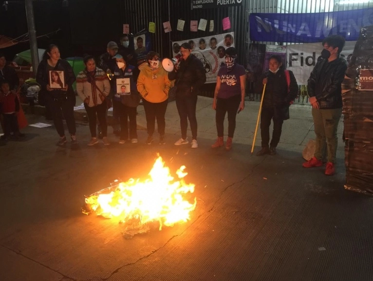 Integrantes de diversos colectivos durante la protesta. Foto Fernando Camacho