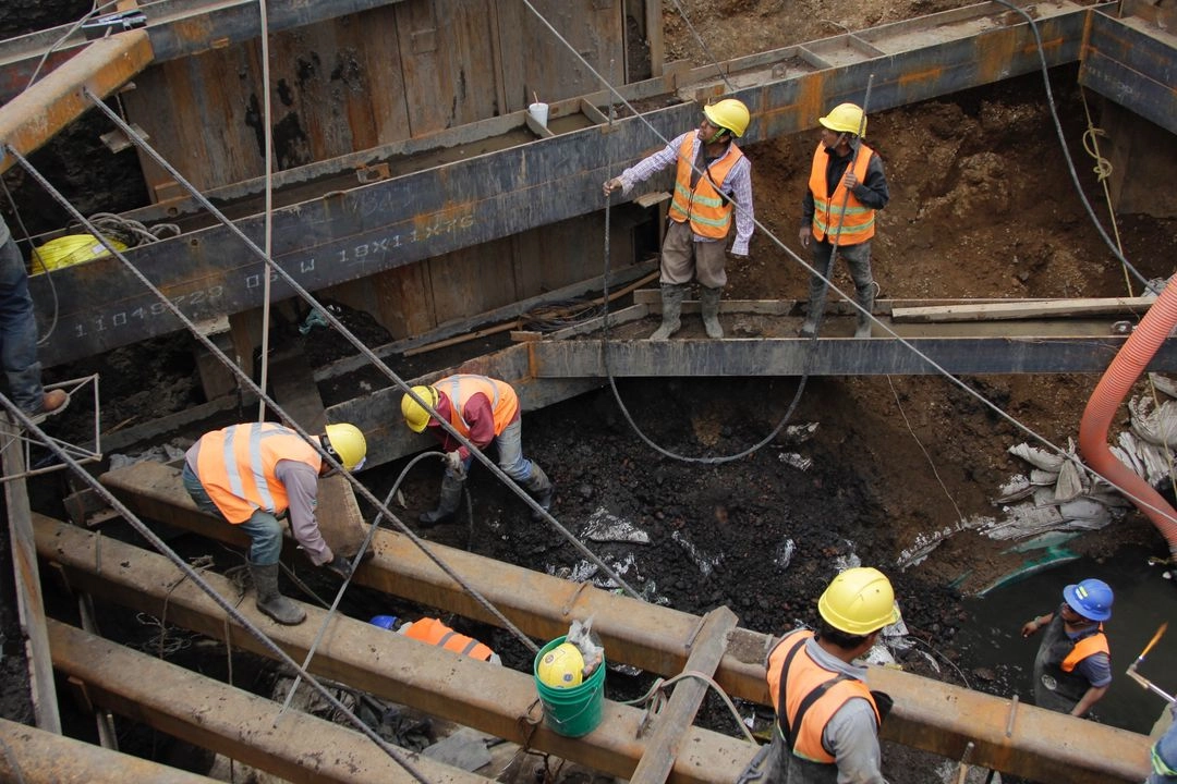 Aspectos de las obras de Conagua sobre avenida Solidaridad en Chalco.
