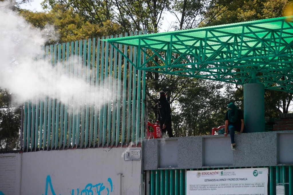 El Colegio de Bachilleres Número 9 fue tomado por jóvenes encapuchados por segunda ocasión en menos de una semana. Foto Alfredo Domínguez