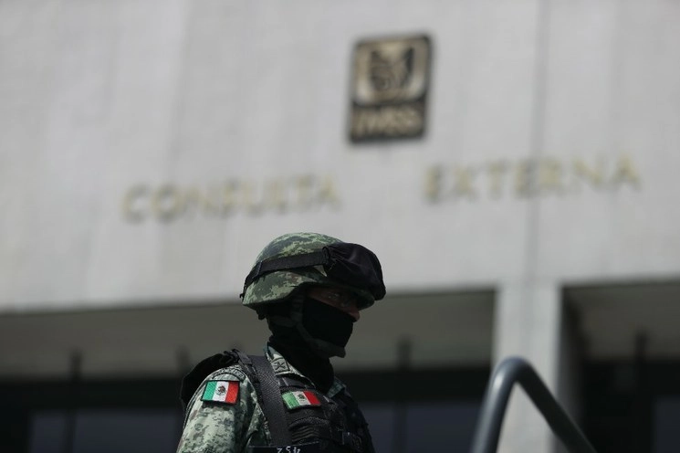 Personal de la Guardia Nacional frente al Hospital de La Raza del IMSS, en la CDMX. Foto Yazmín Ortega
