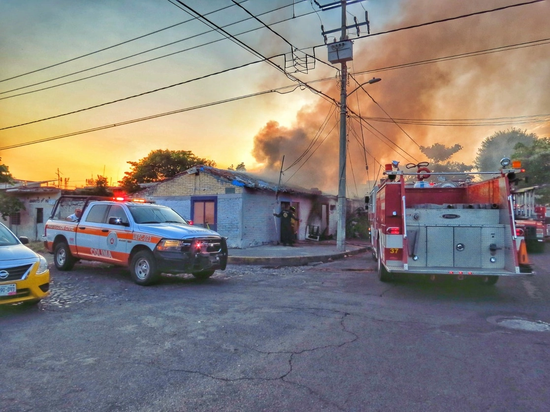 Incendio tras enfrentamiento de bandas del crimen organizado en Colima. Imagen cortesía de Protección Civil de Colima. 
