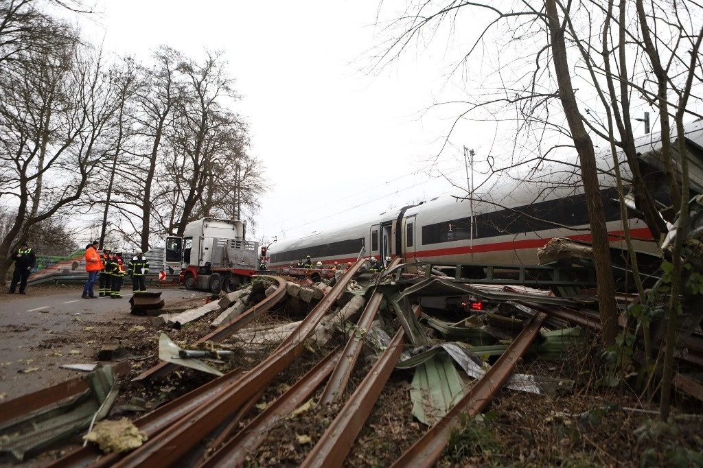Los bomberos trabajan en el lugar de una colisión entre un camión y un tren de alta velocidad ICE (InterCity Express) del operador ferroviario alemán Deutsche Bahn en un paso a nivel en el distrito de Roenneburg de Hamburgo, al norte de Alemania, el 11 de febrero de 2025. Foto Afp