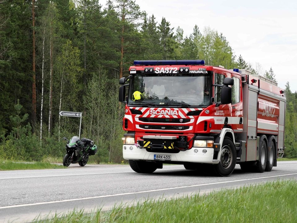 Un vehículo de bomberos llega a la zona boscosa a recolectar los restos de los helicópteros civiles que se estrellaron en Eura, Finlandia, el 17 de mayo de 2025.