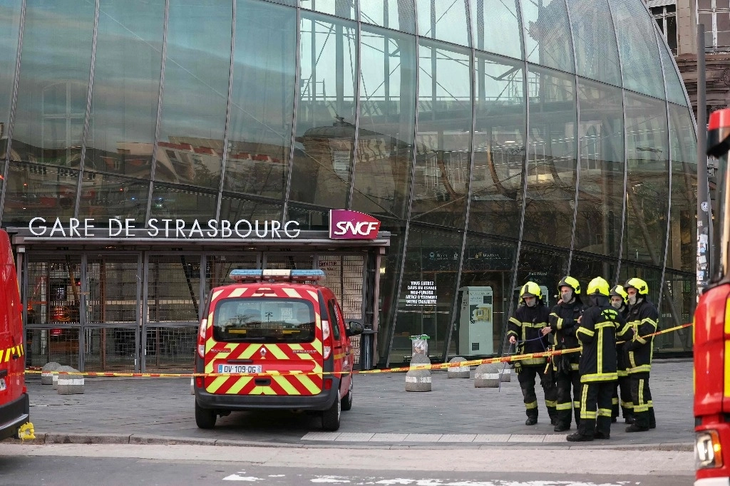 Los bomberos se encuentran fuera de la estación de tren de Estrasburgo tras una colisión de dos tranvías en Estrasburgo, este de Francia, el 11 de enero de 2025. Foto Afp