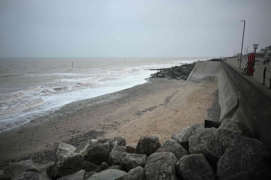El operador estadounidense del Stena Immaculate, un petrolero que fue golpeado por un carguero en el Mar del Norte, frente a la costa de Withernsea, dijo el lunes que su tripulación había abandonado el petrolero después de una fuga de combustible y múltiples explosiones.