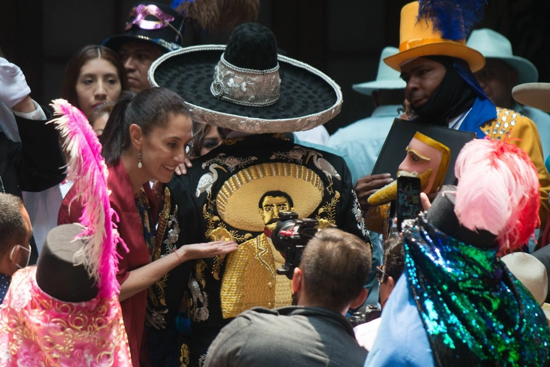 La jefa de Gobierno recibió a caporales, chinelos, huehues y otros personajes comunes en los barrios donde se les ve en sus festividades. Foto Cuartoscuro
