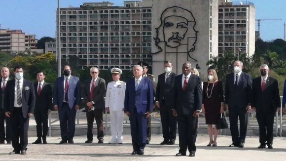 El presidente Andrés Manuel López Obrador colocó una ofrenda floral en el Monumento a José Martí, en La Habana, el 8 de mayo de 2022. Foto cortesía Cubadebate