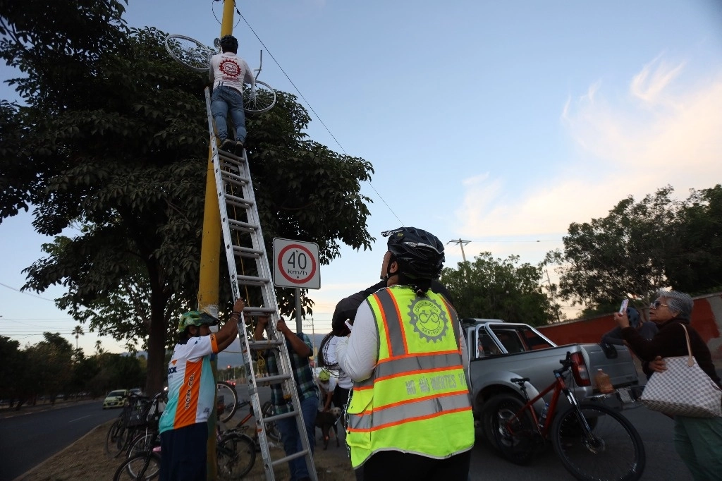 Los ciclistas partieron del Jardín Labastida hacia la avenida Universidad, posteriormente comenzaron la colocación de una bicicleta pintada de color blanco. Foto Jorge A. Pérez Alfonso
