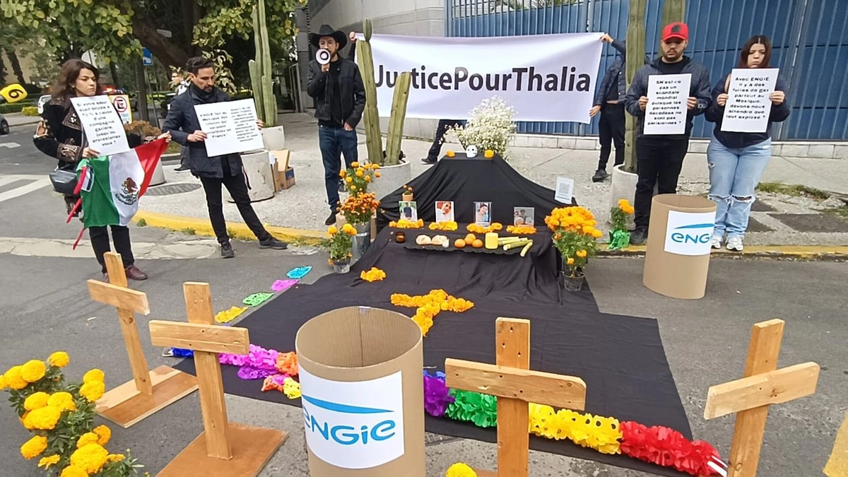 Familiares de víctimas y sobrevivientes de explosiones de gas natural colocaron un altar de muertos frente a la embajada de Francia en México para recordar a quienes perdieron la vida a causa de fugas en la red subterránea de distribución de la empresa ENGIE, de origen francés.