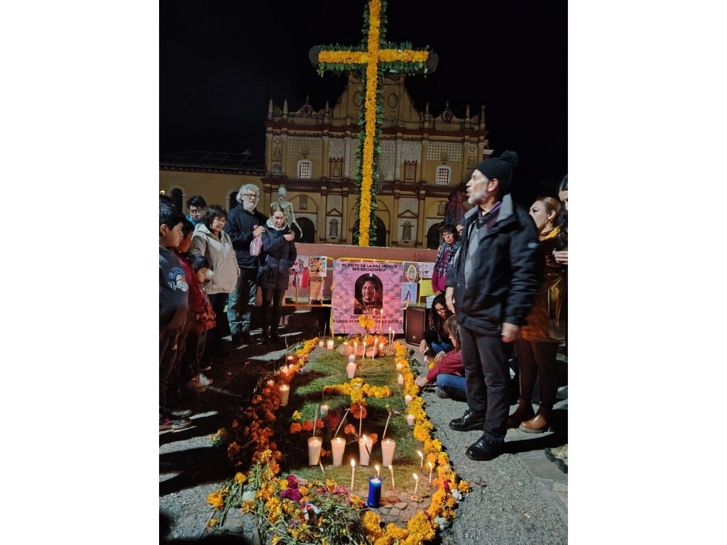 Habitantes de San Cristóbal de las Casas, Chiapas, ayer, durante la instalación de una ofrenda frente a la catedral para honrar al sacerdote Marcelo Pérez. Los asistentes exigieron a las autoridades justicia y el esclarecimiento del homicidio. Foto Elio Henríquez 