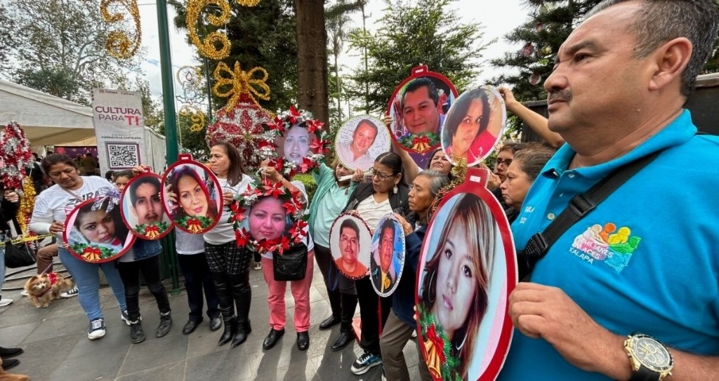 Las fotografías en forma de esfera adornaron el árbol como parte de la protesta de familiares. Foto Eirinet Gómez