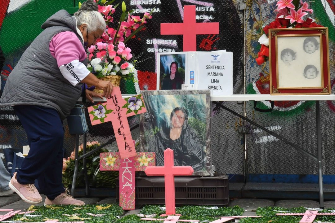 Irinea Buendía Cortés  en compañía de mujeres activistas, realizó un acto simbólico en las inmediaciones del Ángel de la Independencia por el feminicidio de su hija Mariana Lima Buendía.