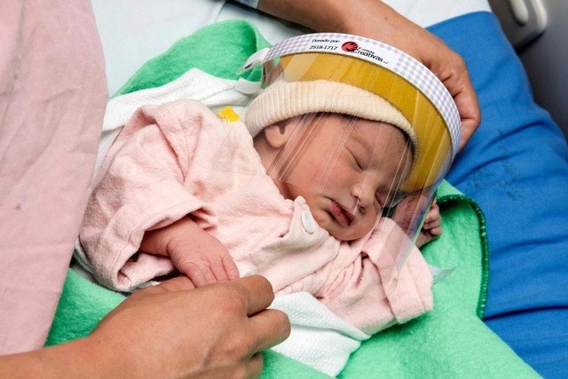 Los bebés que nacen en los hospitales públicos de Costa Rica reciben una careta protectora como parte de las medidas para protegerlos de un posible contagio de coronavirus. Foto Afp 
