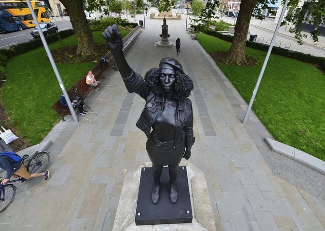 La estatua de Jen Reid fue colocada durante la madrugada del miércoles sin el permiso de las autoridades. Foto Ap

