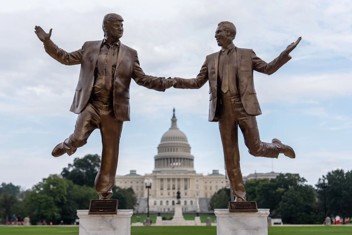 Fue colocada una estatua del presidente Donald Trump y del delincuente sexual, Jeffrey Epstein, en el National Mall, cerca del Capitolio, en Washington D.C., el 23 de septiembre de 2025. Foto 