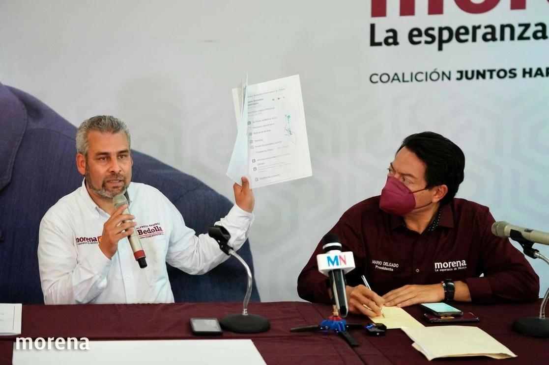 En imagen de archivo, el candidato a la gubernatura de Michoacán por Morena, Alfredo Ramírez Bedolla, acompañado del dirigente nacional morenista, Mario Delgado, durante una conferencia en Uruapan. Foto tomada del Twitter @PartidoMorenaMx