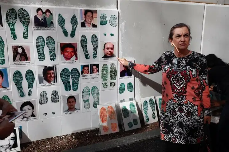Los manifestantes exigieron q la FGR que no retire las imágenes de sus familiares desaparecidos, pues dijeron, seria tanto como desaparecerlos dos veces, primero físicamente y luego a su memoria. Foto: Cristina Rodríguez 